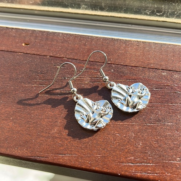 Frog earrings - Picture 1 of 2